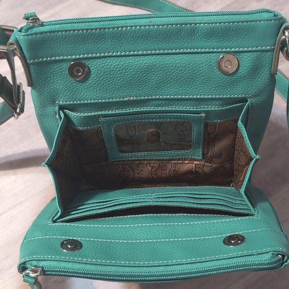 Tignanello Crossbody Bag EUC - Picture 7 of 13